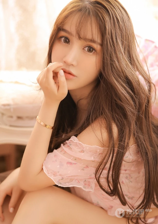 粉色系少女闺房，微卷长发少女粉色轻纱短裤闺房写真图片