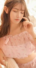 粉色系少女闺房，微卷长发少女粉色轻纱短裤闺房写真图片