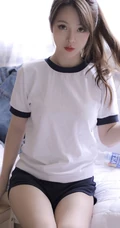 容颜俏丽可人少女白色运动校服短裤室内写真图片