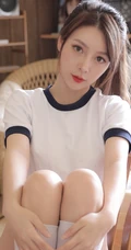 容颜俏丽可人少女白色运动校服短裤室内写真图片