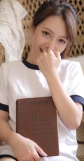 容颜俏丽可人少女白色运动校服短裤室内写真图片