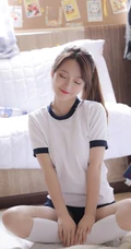 容颜俏丽可人少女白色运动校服短裤室内写真图片