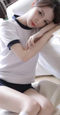 容颜俏丽可人少女白色运动校服短裤室内写真图片