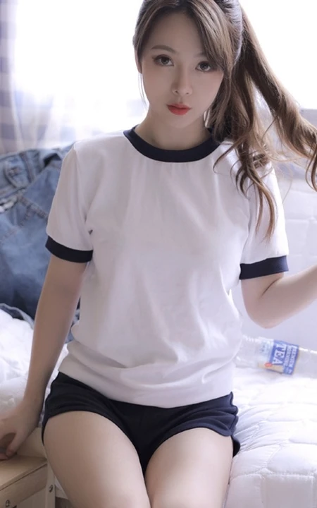 容颜俏丽可人少女白色运动校服短裤室内写真图片