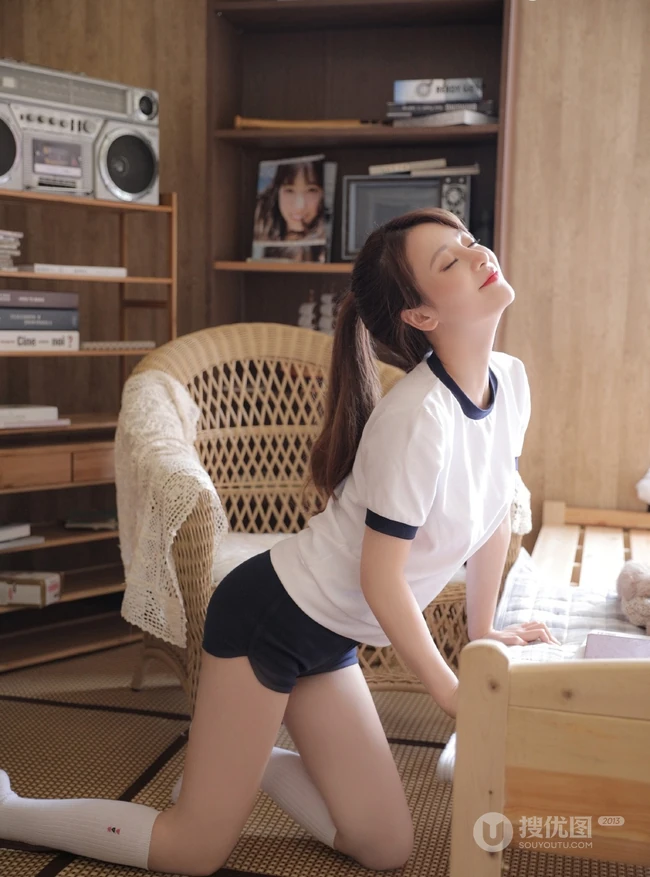 容颜俏丽可人少女白色运动校服短裤室内写真图片