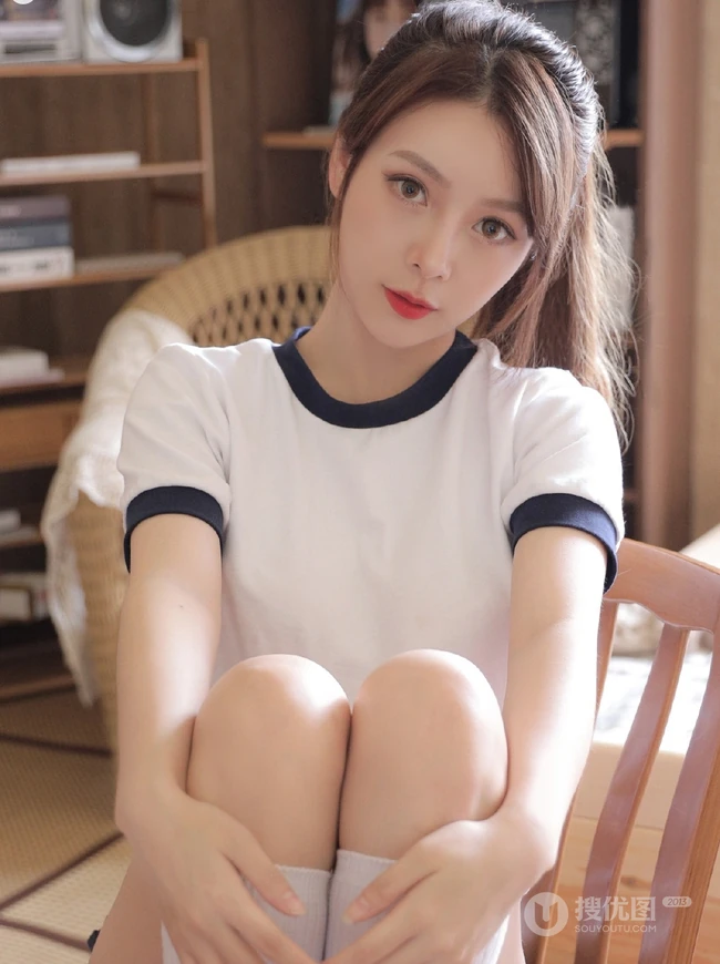 容颜俏丽可人少女白色运动校服短裤室内写真图片