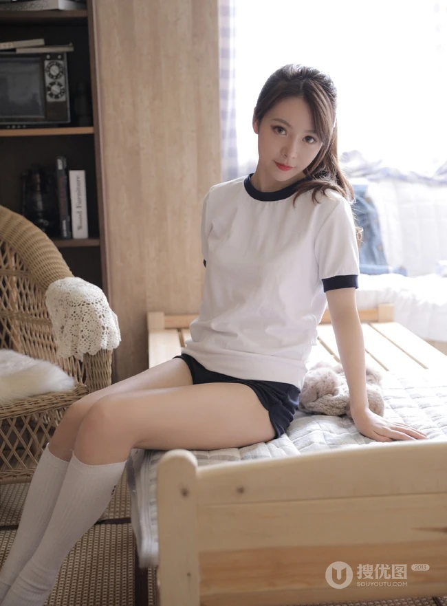 容颜俏丽可人少女白色运动校服短裤室内写真图片