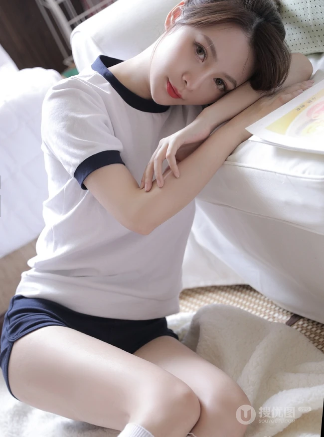 容颜俏丽可人少女白色运动校服短裤室内写真图片