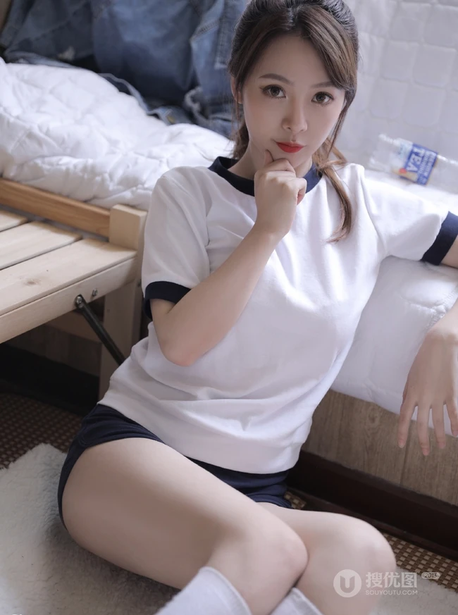 容颜俏丽可人少女白色运动校服短裤室内写真图片