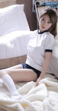 容颜俏丽可人少女白色运动校服短裤室内写真图片