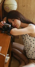 气质型混血少女波点上衣短裤书房悠闲写真图片