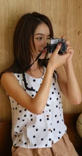 气质型混血少女波点上衣短裤书房悠闲写真图片