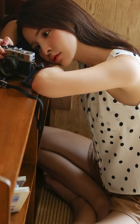 气质型混血少女波点上衣短裤书房悠闲写真图片