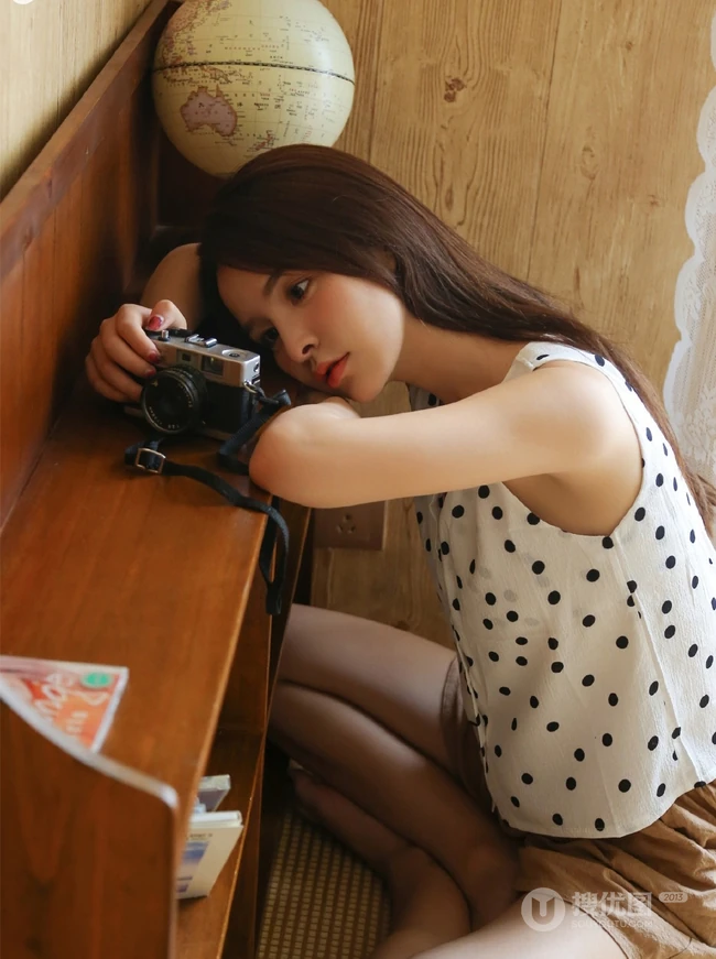 气质型混血少女波点上衣短裤书房悠闲写真图片