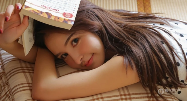 气质型混血少女波点上衣短裤书房悠闲写真图片