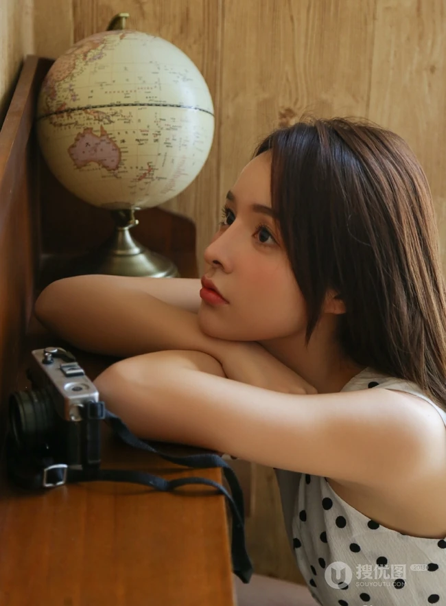气质型混血少女波点上衣短裤书房悠闲写真图片
