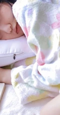 不愿起床的漂亮短发可爱女生，穿着睡袍室内可爱写真图片