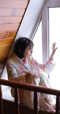 不愿起床的漂亮短发可爱女生，穿着睡袍室内可爱写真图片