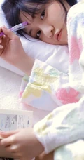 不愿起床的漂亮短发可爱女生，穿着睡袍室内可爱写真图片