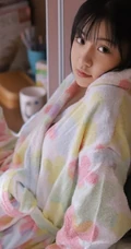 不愿起床的漂亮短发可爱女生，穿着睡袍室内可爱写真图片