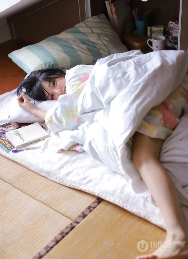 不愿起床的漂亮短发可爱女生，穿着睡袍室内可爱写真图片