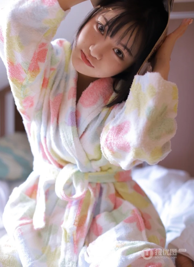 不愿起床的漂亮短发可爱女生，穿着睡袍室内可爱写真图片