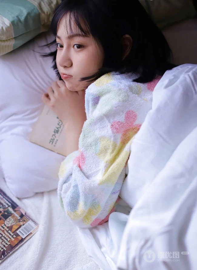 不愿起床的漂亮短发可爱女生，穿着睡袍室内可爱写真图片