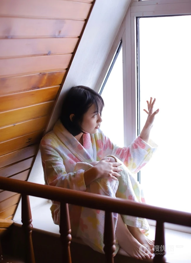 不愿起床的漂亮短发可爱女生，穿着睡袍室内可爱写真图片