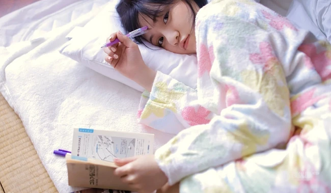 不愿起床的漂亮短发可爱女生，穿着睡袍室内可爱写真图片