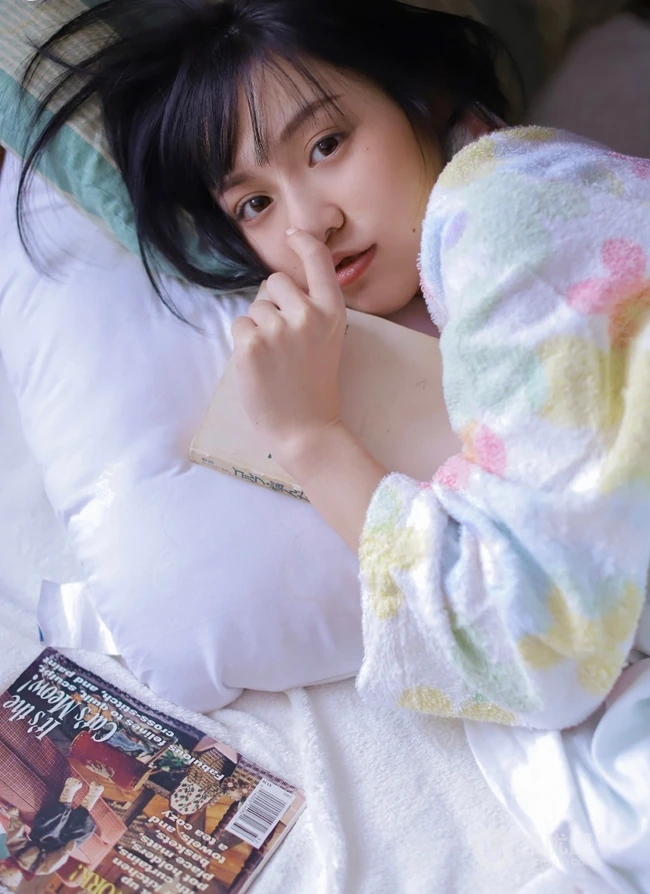 不愿起床的漂亮短发可爱女生，穿着睡袍室内可爱写真图片
