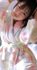 不愿起床的漂亮短发可爱女生，穿着睡袍室内可爱写真图片