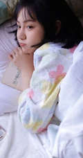 不愿起床的漂亮短发可爱女生，穿着睡袍室内可爱写真图片