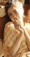 精选白皙女生佳人网格上衣搭短裤室内写真美图