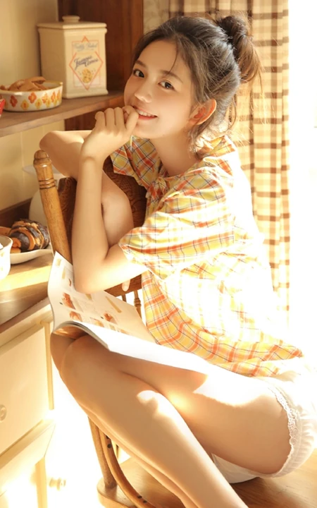 精选白皙女生佳人网格上衣搭短裤室内写真美图