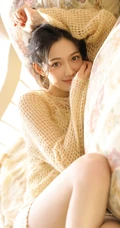 精选白皙女生佳人网格上衣搭短裤室内写真美图
