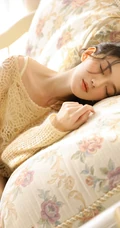 精选白皙女生佳人网格上衣搭短裤室内写真美图