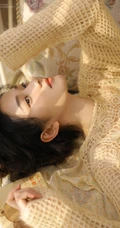 精选白皙女生佳人网格上衣搭短裤室内写真美图