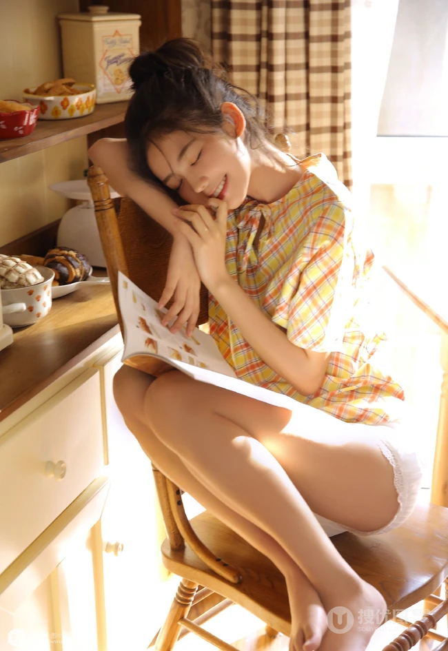 精选白皙女生佳人网格上衣搭短裤室内写真美图