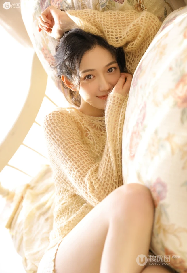 精选白皙女生佳人网格上衣搭短裤室内写真美图