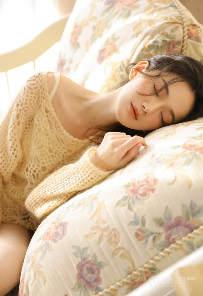 精选白皙女生佳人网格上衣搭短裤室内写真美图