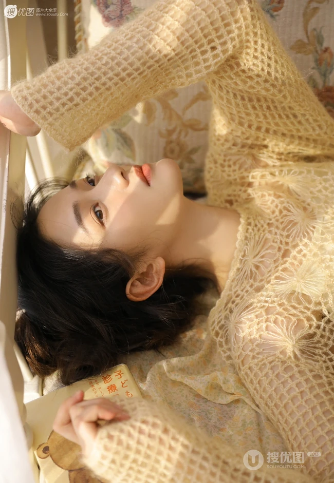 精选白皙女生佳人网格上衣搭短裤室内写真美图