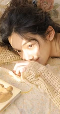 精选白皙女生佳人网格上衣搭短裤室内写真美图