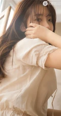 有点微胖匀称气质少女，简约上衣短裤室内写真图片
