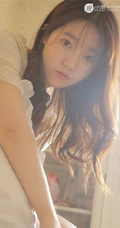 有点微胖匀称气质少女，简约上衣短裤室内写真图片