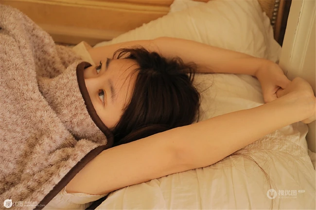 有点微胖匀称气质少女，简约上衣短裤室内写真图片