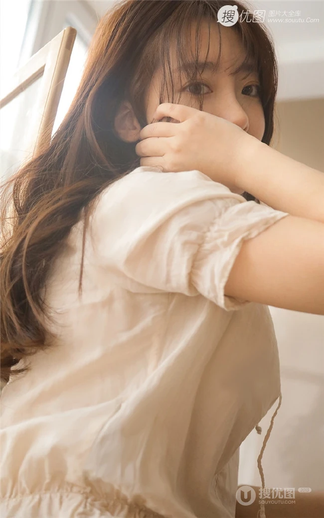 有点微胖匀称气质少女，简约上衣短裤室内写真图片