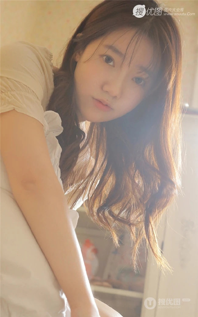 有点微胖匀称气质少女，简约上衣短裤室内写真图片