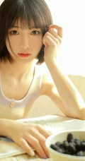 短发清新少女室内晒太阳写真，肩带背心搭短裤皮肤超白