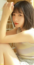 短发清新少女室内晒太阳写真，肩带背心搭短裤皮肤超白