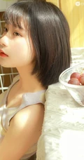 短发清新少女室内晒太阳写真，肩带背心搭短裤皮肤超白